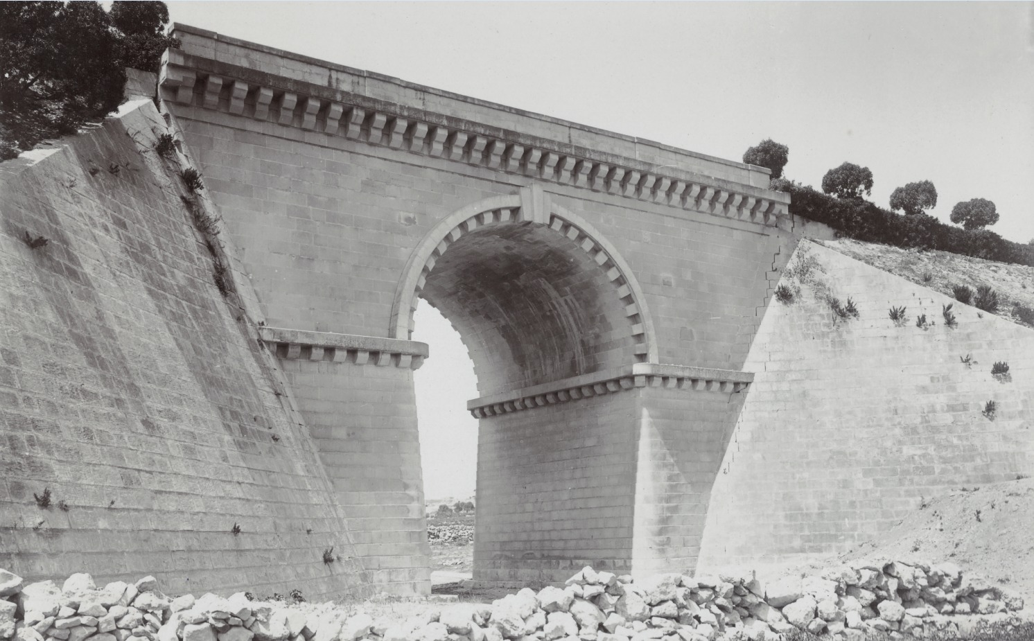 The bridge in 1912. Settlement cracks are already forming in the stonework of the retaining flank walls,  a feature not considerably worse today.