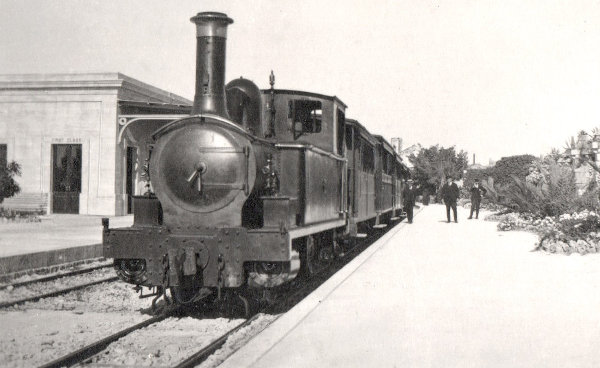 No.4 after rebuilding, with a train at Birkirkara in about 1911. Note the engine has been turned to face Mdina.