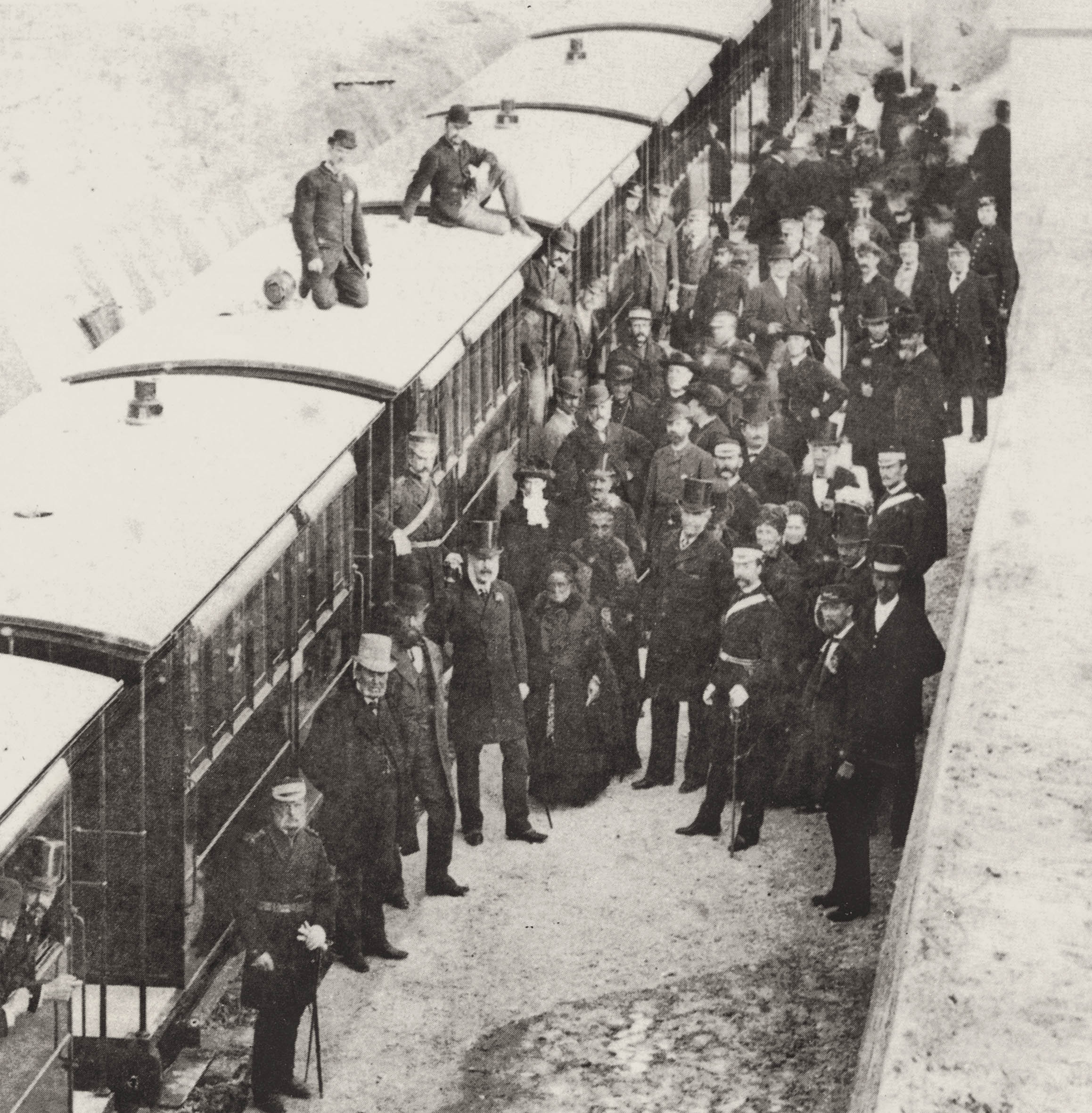 Brief moments after the last photo, guests pose for a commemorative photo before the return journey.