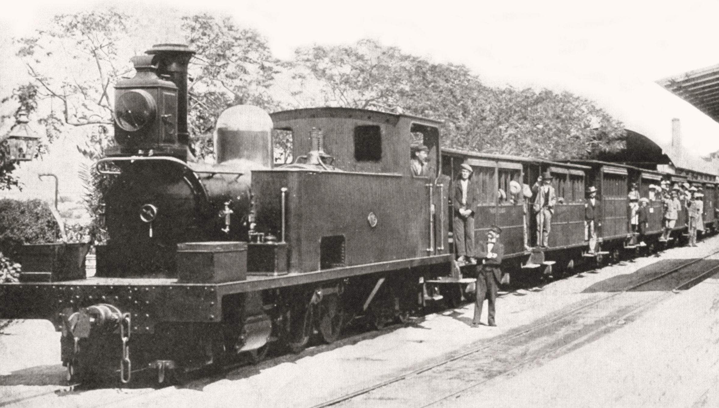 Engine No.6 posed at Hamrun station in around 1900 with a long train, the sort that Government were keen to run . Her sister engine, No.5, was the first to be ordered for the railway through Government channels to support the running of these higher-capacity, heavier, trains. Their design quickly proved uneconomical and inefficient. The increased weight and its uneven distribution along their length resulted in damage to the lightweight rails and trackwork.