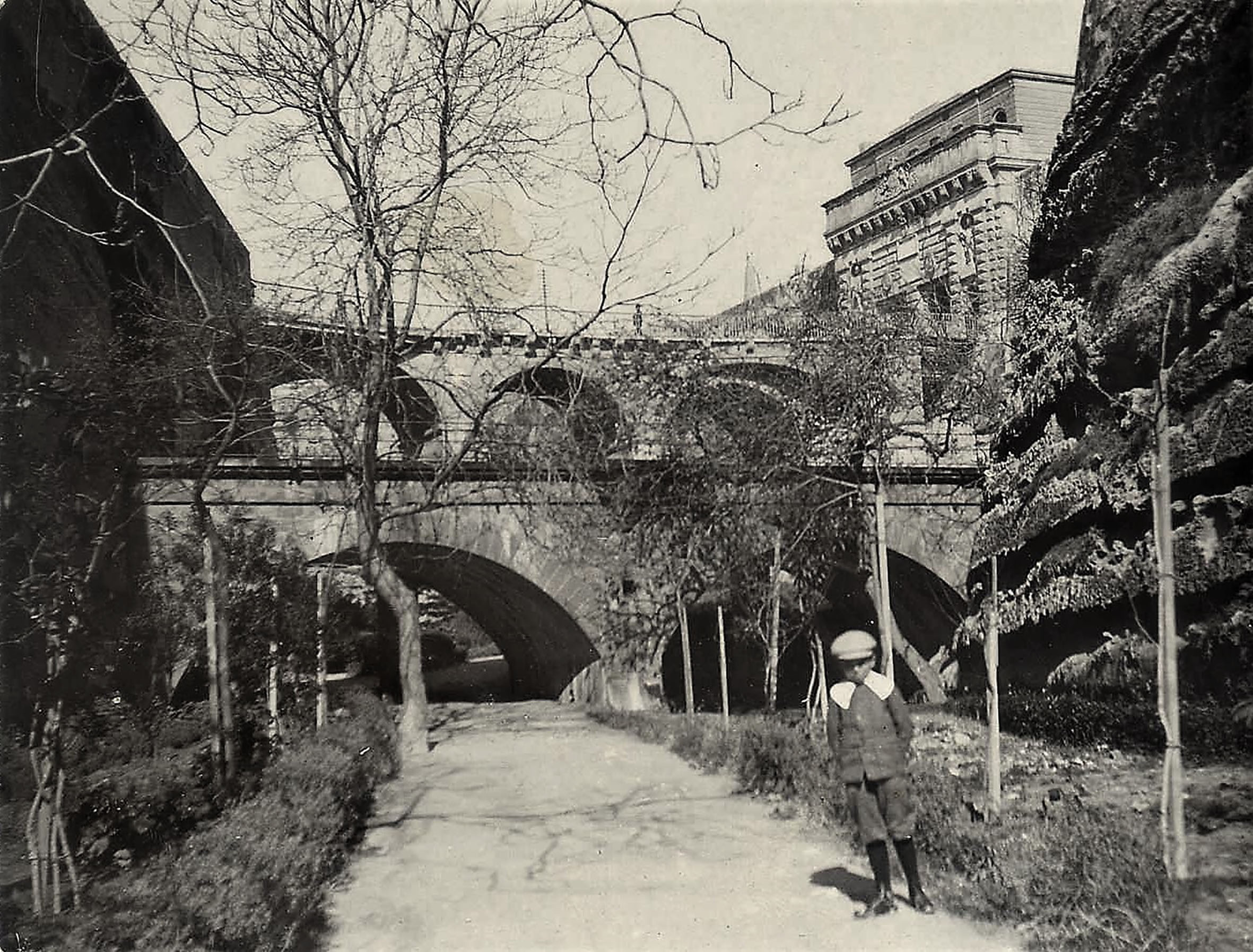 An unusual view from the bottom of the main ditch shortly after it was laid out with a path and gardens in the late 1890s. The two larger arches are part of the second railway bridge erected in 1891 by Government, those beyond being the entrance into Valletta. (Malta Study Circle)