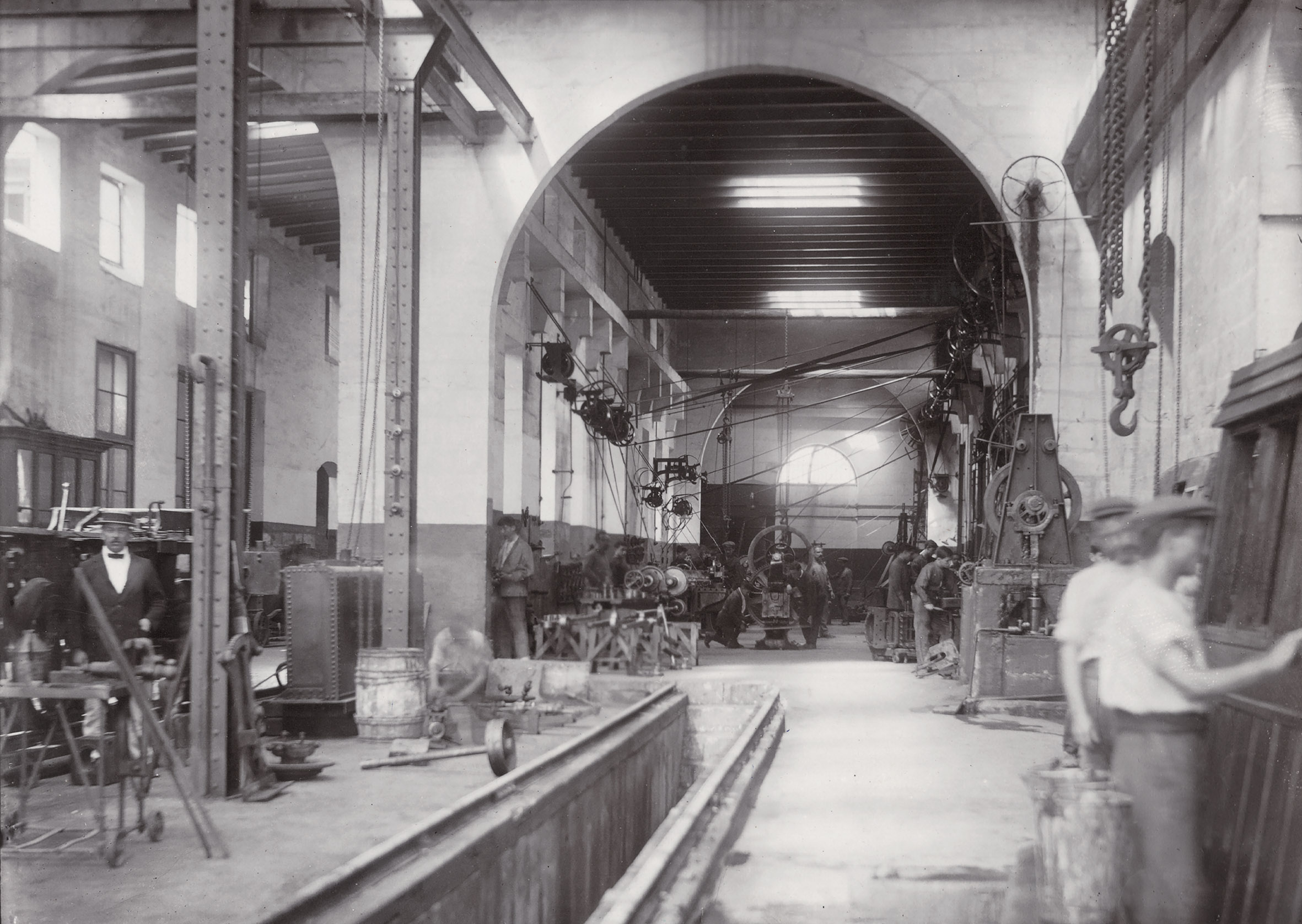The interior of the railway workshops in 1912. The first phase of development, actioned under Gatt, included the structure enclosed within the large arches. This was later extended to cover the foreground area soon after.