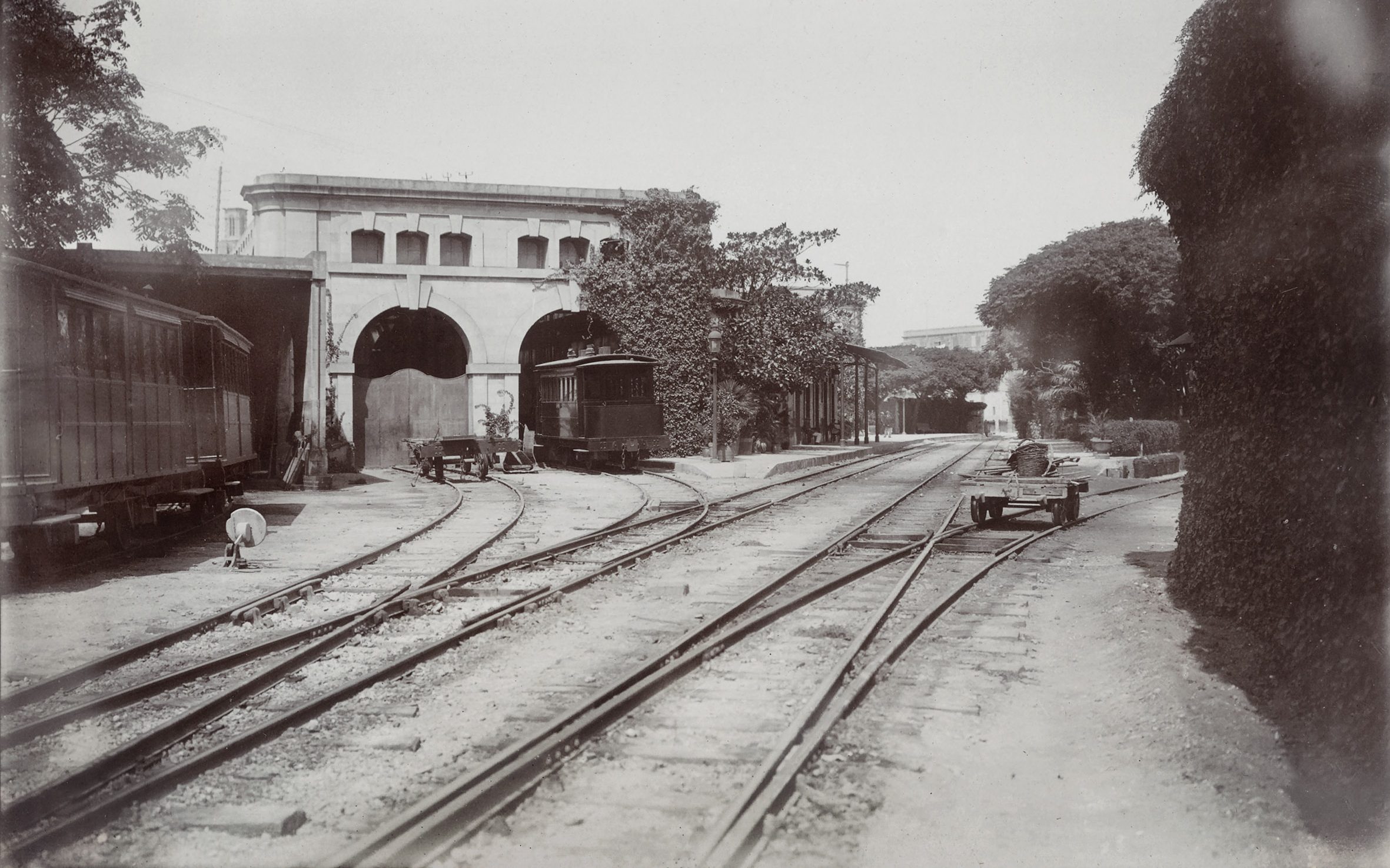 The handsome facade was added to the engineering works as part of a major extension begun in about 1901. The station building can be seen behind the greenery, and the 2-storey high ticket and station master's office beyond that. (National Archives of Malta)