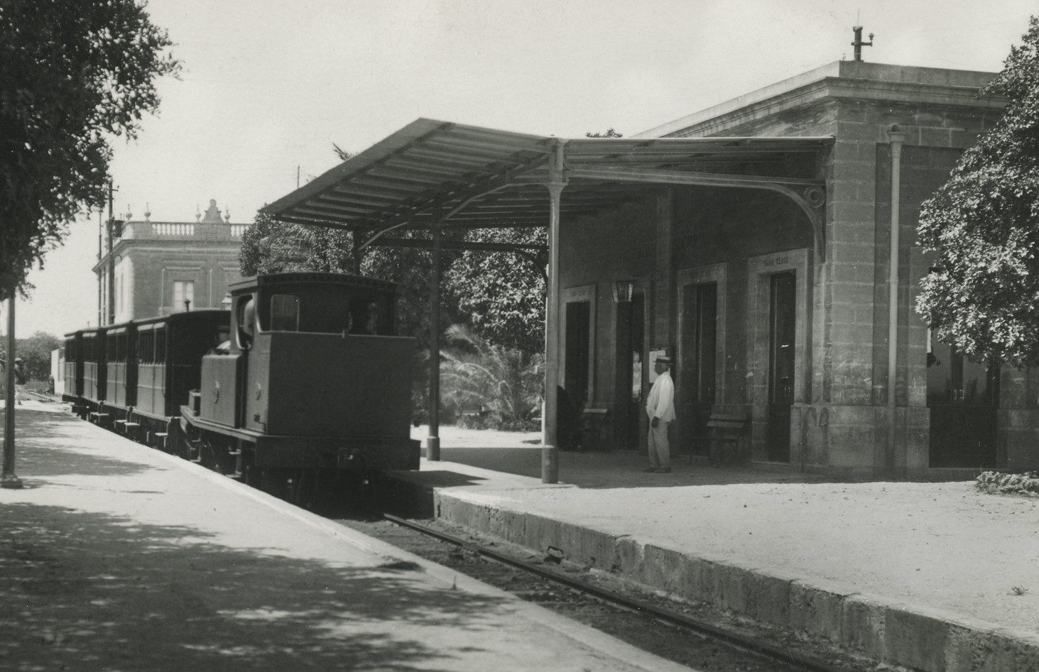 A short train arrives at Attard station, probably around 1920. Lord Gerald Strickland's home, the Villa Bologna, was immediately opposite the station to the right of Central View Cottage, the house seen in the background (built by Strickland reputedly to accommodate his butler.)