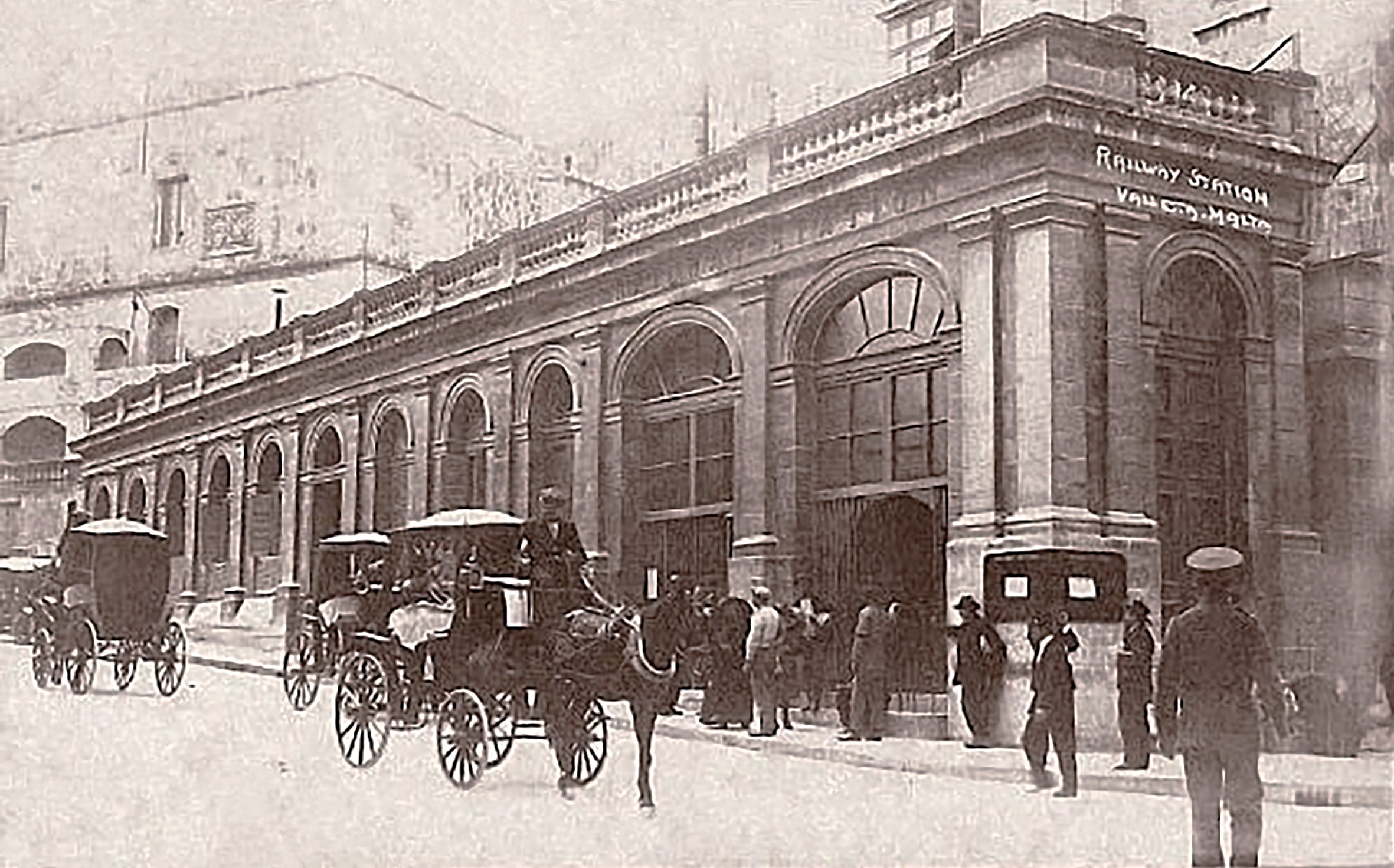 Valletta station was drastically reconfigured internally, the only external evidence of this change being the two right-hand bays being added to the original façade. Each of those two arches represented a separate extension, on in 1883 and the other in 1886. Designed by architect Andrea Vassallo, they accommodated new ramped tunnels down to the platforms.